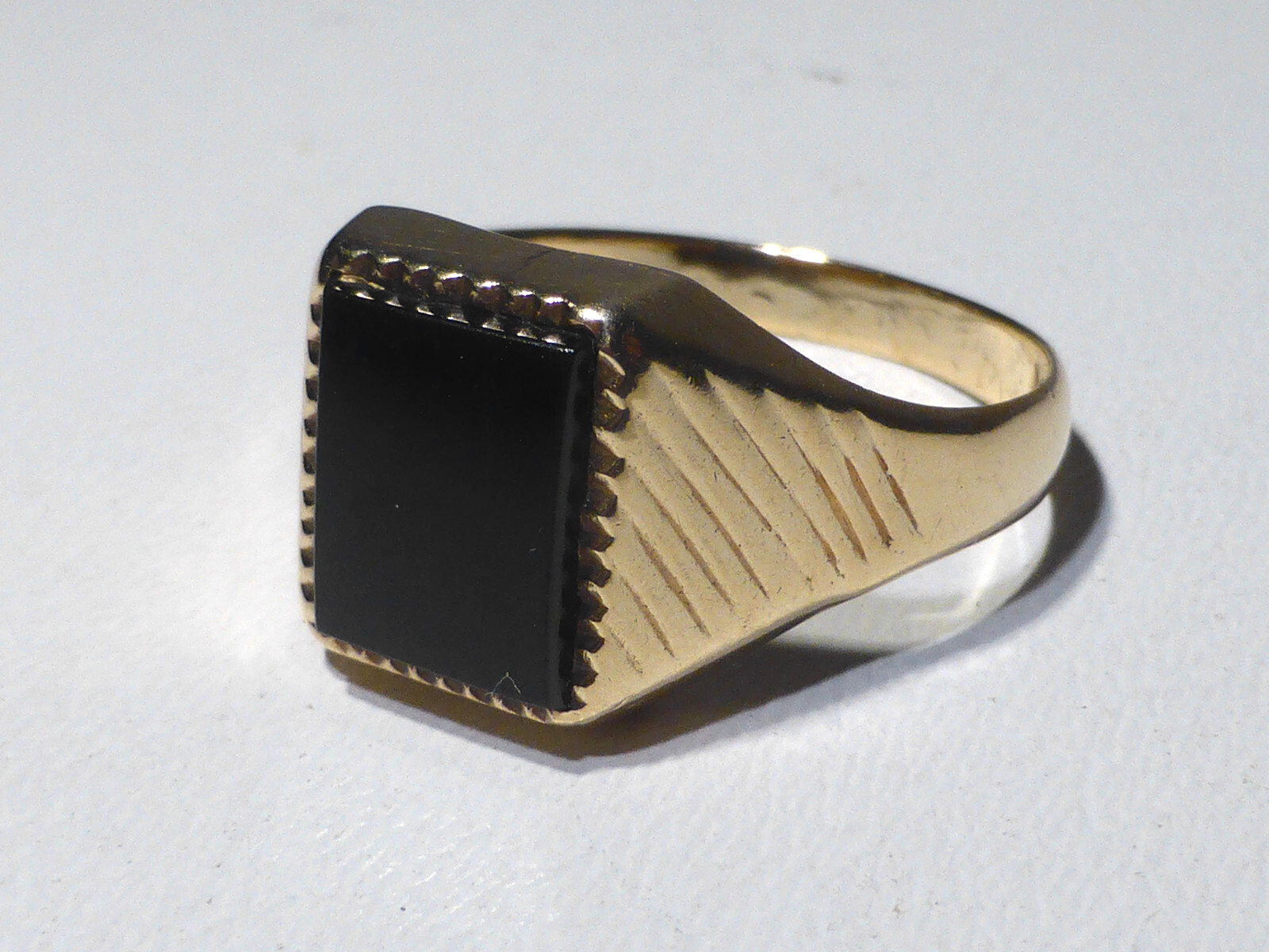 9ct Gold Signet Ring Jet UK Hallmark 1969 AJ Size T 1/2 Boxed