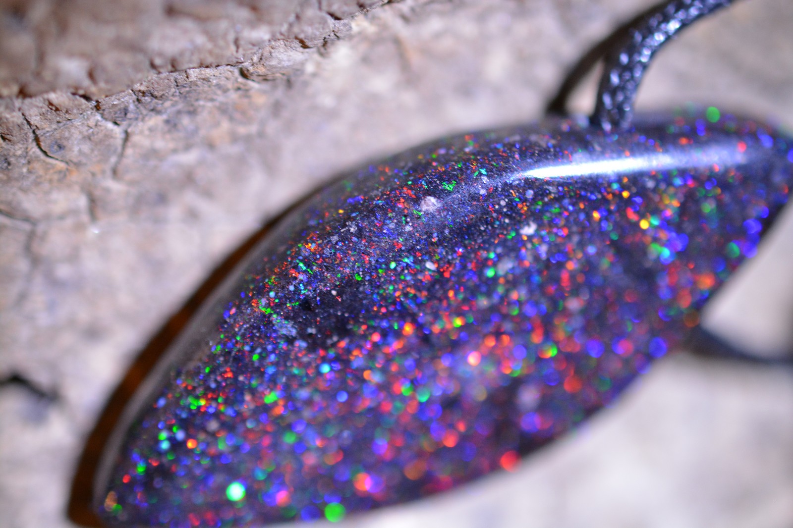 40ct 45x20x7Top Vivid Briliant Red MulticolorDoubleside Black Basalt Matrix Opal