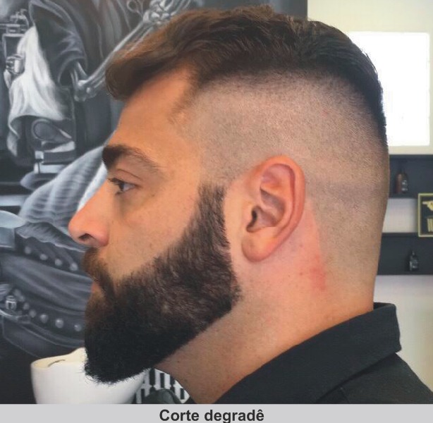 Corte De Cabelo Masculino Numa Barbearia. Cuidado Com Cabelo