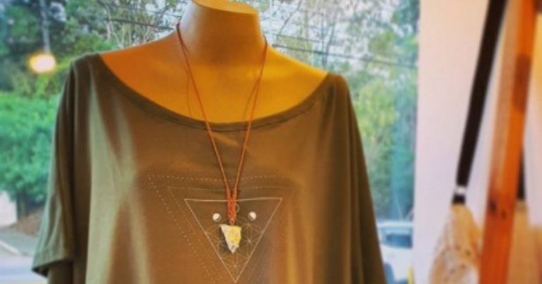 roupas e acessórios feitos de materiais vindos da natureza