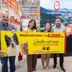 Mariana Luiz Garcia, fundadora do Projeto Ação Tapera, recebendo o cheque do Fort Atacadista durante a inauguração da nova loja no Rio Tavares _ Foto Jeferson Baldo