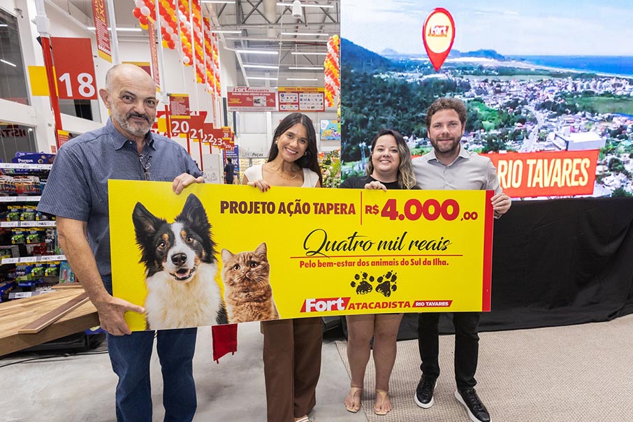 Mariana Luiz Garcia, fundadora do Projeto Ação Tapera, recebendo o cheque do Fort Atacadista durante a inauguração da nova loja no Rio Tavares _ Foto Jeferson Baldo
